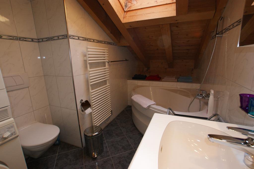 Gotschnablick Appartement Klosters Kamer foto
